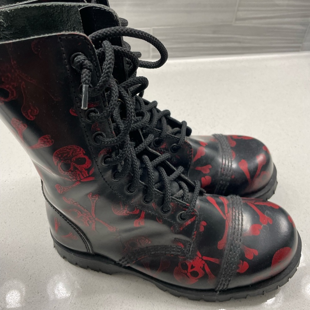 Underground England STEEL CAP BOOT – Red skull.